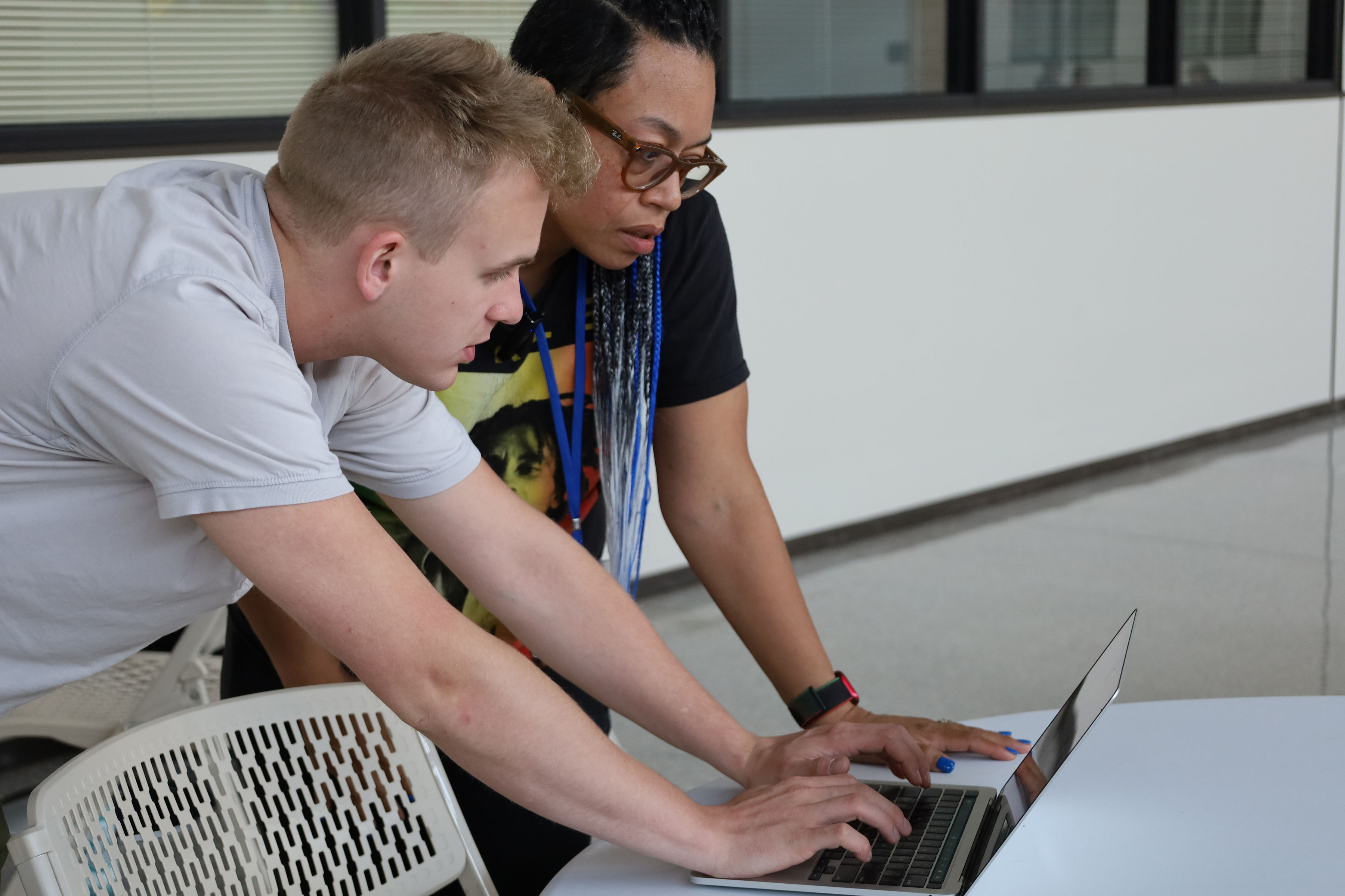 Dr. Vás teaching one on one